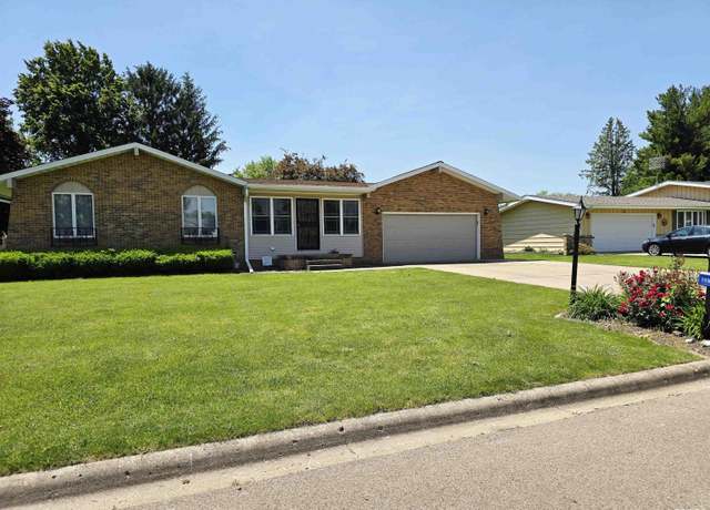 Property at 318 Harvester Rd, Canton, IL 61520, 3 beds, 2 baths