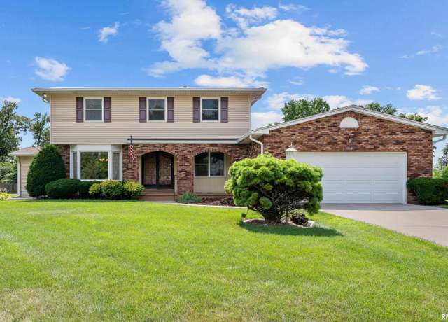 Property at 2303 Wynnewood Ct, Davenport, IA 52807, 5 beds, 3 baths