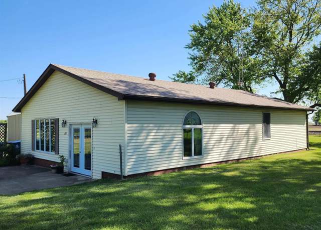 Property at 200 N 1st St, Mechanicsburg, IL 62545, 3 beds, 1 bath
