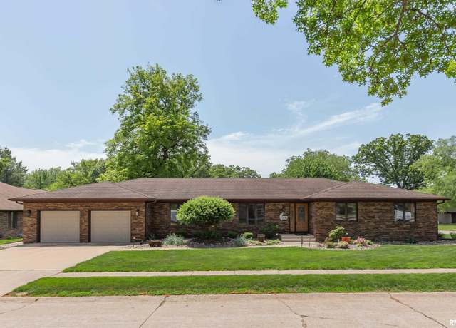 Property at 4902 35th Ave, Moline, IL 61265, 3 beds, 3 baths