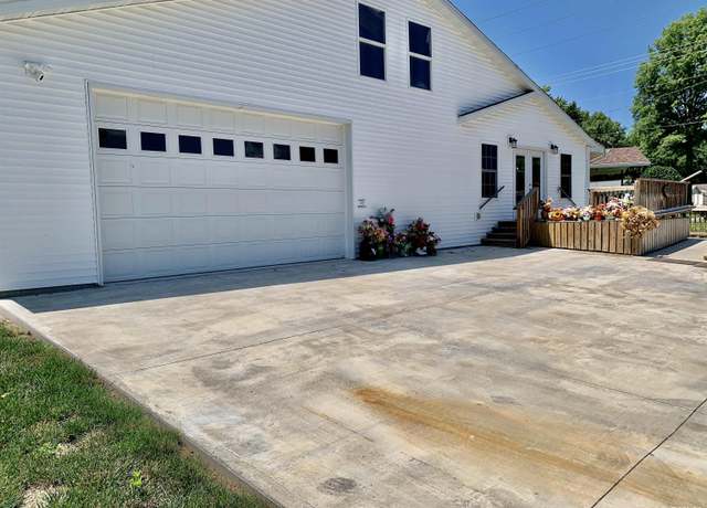 Property at 309 W Vandalia Rd, Jacksonville, IL 62650, 3 beds, 2.5 baths