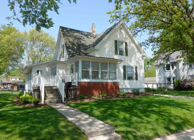 Property at 796 Maple Ave, Galesburg, IL 61401, 3 beds, 2 baths