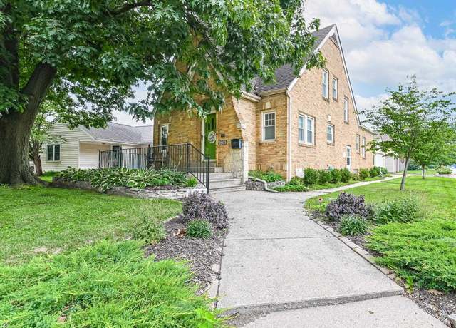 Property at 2501 W Moss Ave, Peoria, IL 61604, 3 beds, 2 baths