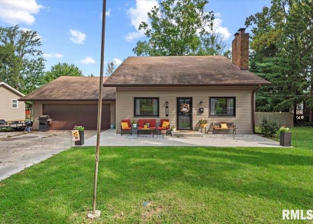 Property at 1924 Cedar St, Jacksonville, IL 62650, 3 beds, 2 baths