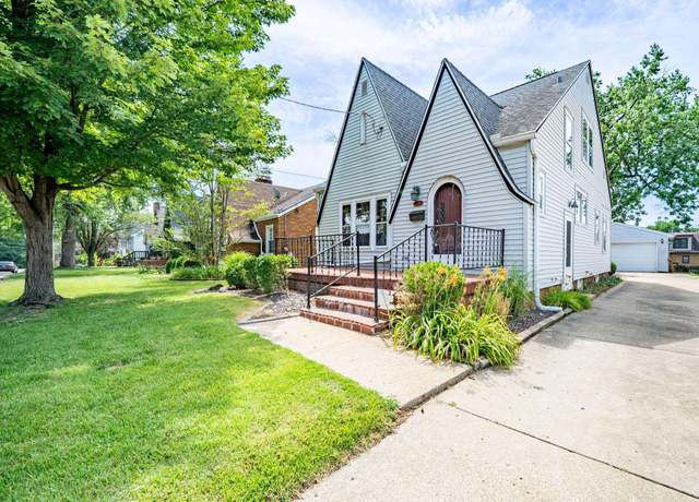 Property at 418 W Lawndale Ave, Peoria, IL 61604, 3 beds, 2 baths