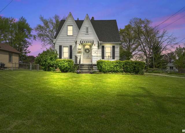 Property at 202 W Robinson St, Goodfield, IL 61742, 3 beds, 2.5 baths