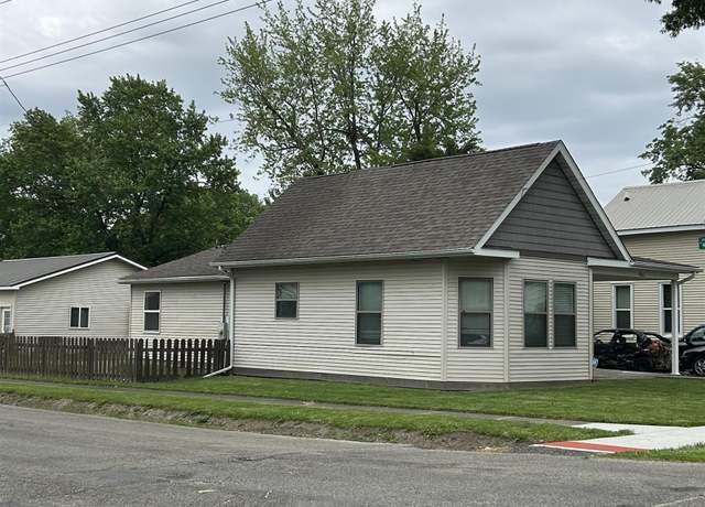 Property at 901 E Oak St, Taylorville, IL 62568, 3 beds, 2 baths