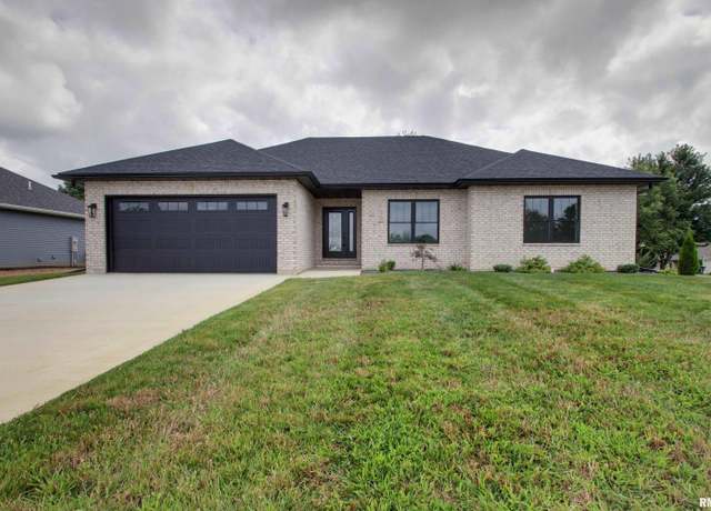 Property at 2500 Taylor Dr, Quincy, IL 62305, 3 beds, 2 baths