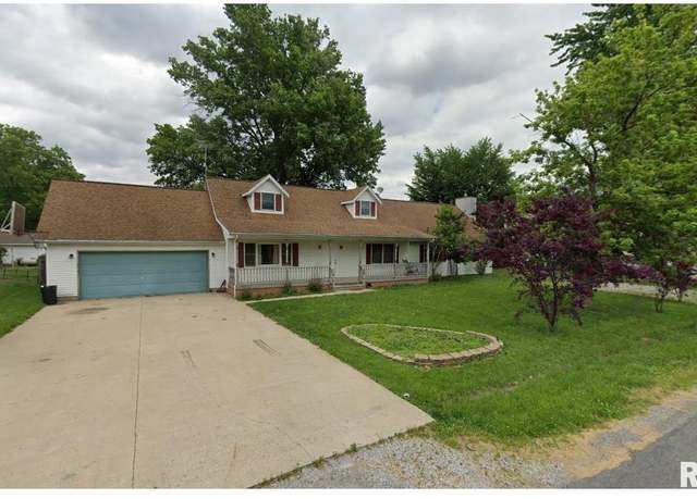 Property at 620 W Pine St, Carlinville, IL 62626, 6 beds, 3.5 baths