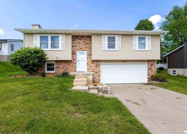 Property at 1426 W 48th St, Davenport, IA 52806, 4 beds, 2 baths