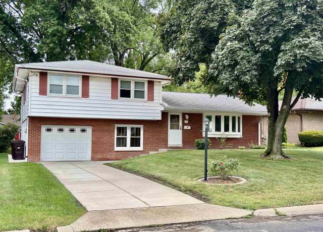 Property at 1407 W Clarewood Ave, Peoria, IL 61614, 3 beds, 2 baths