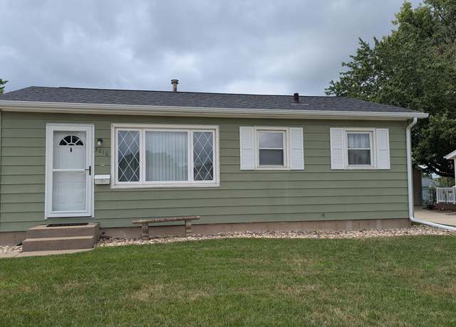 Property at 3010 Greenbrier Dr, Bettendorf, IA 52722, 3 beds, 2 baths