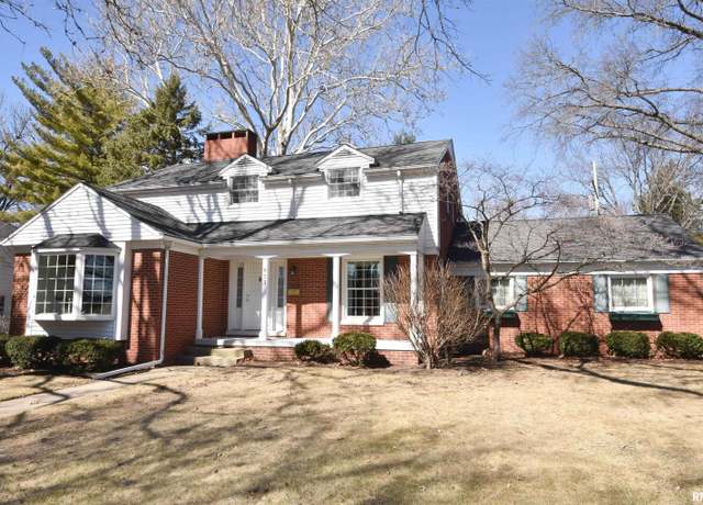 Property at 813 W Fairlawn Ln, Peoria, IL 61614, 4 beds, 2.5 baths