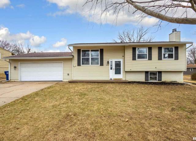 Property at 2903 Sunburst Ct, Bettendorf, IA 52722, 3 beds, 2 baths