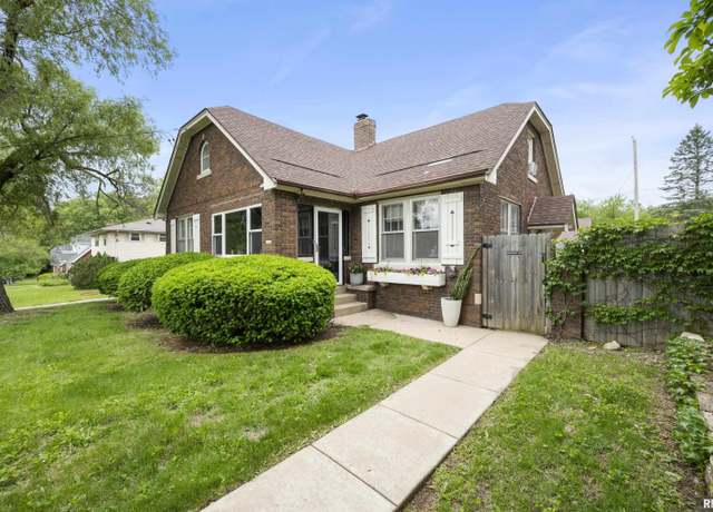 Property at 419 W Doubet Ct, Peoria, IL 61604, 3 beds, 2.5 baths