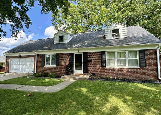 Property at 3 Ivywood Dr, Jacksonville, IL 62650, 4 beds, 2.5 baths