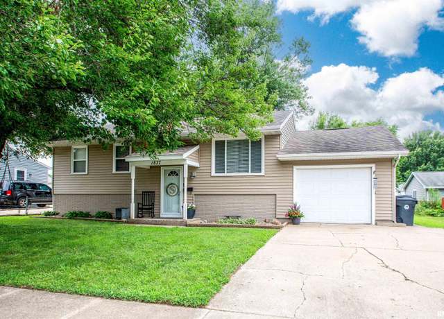 Property at 1837 Victoria Dr, Pekin, IL 61554, 4 beds, 1.5 baths