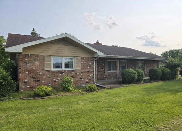 Property at 405 Easthaven Dr, Centralia, IL 62801, 3 beds, 2.5 baths