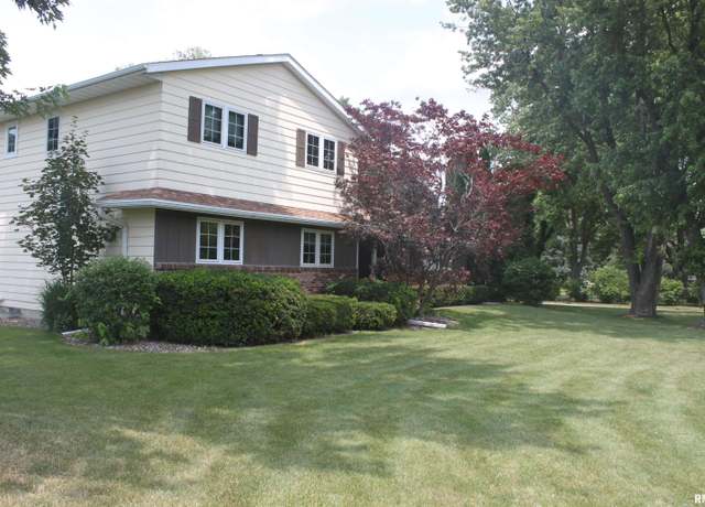 Property at 17226 Cedar Rd, East Moline, IL 61244, 4 beds, 2.5 baths