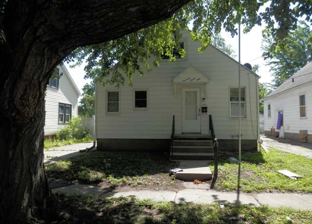 Property at 1439 Florence Ave, Galesburg, IL 61401, 3 beds, 1 bath