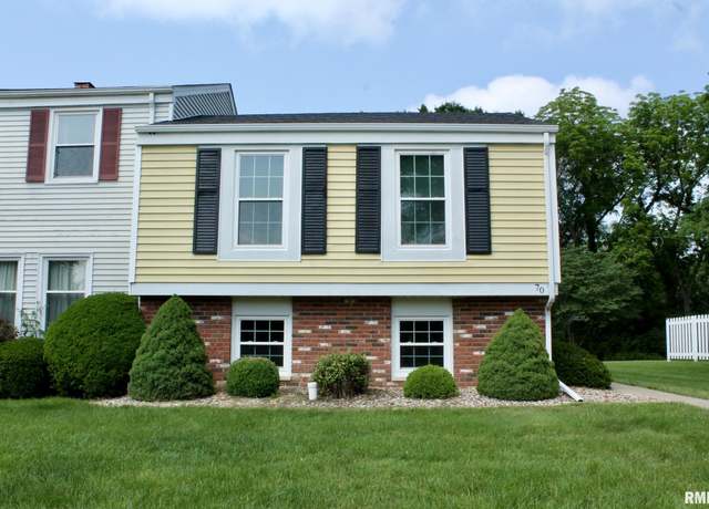 Property at 70 Carriage Hl, Macomb, IL 61455, 2 beds, 1.5 baths