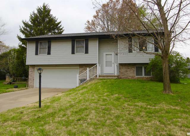 Property at 135 Shoshone Dr, East Peoria, IL 61611, 3 beds, 2.5 baths
