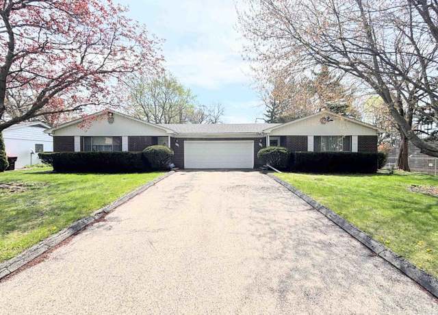 Property at 316/318 E Woodlawn Pl, Peoria, IL 61614, 5 beds, 4.5 baths