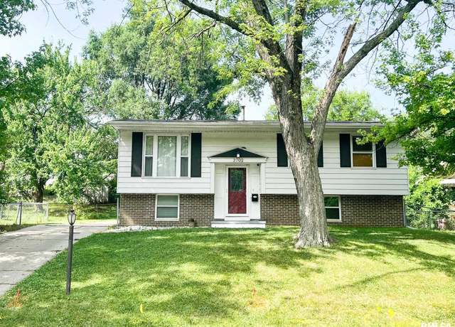 Property at 3702 W Pagewood Dr, Peoria, IL 61615, 3 beds, 2 baths