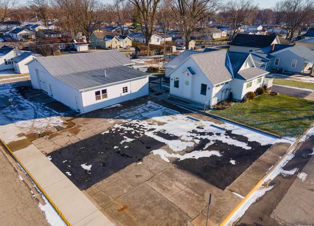 Property at 710 N Jefferson St, Lincoln, IL 62656, 2 beds, 2 baths