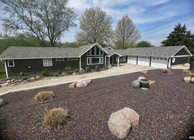 Property at 1036 W Shore Dr, Galesburg, IL 61401, 4 beds, 3 baths