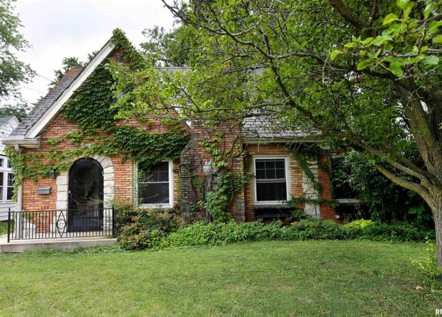 Property at 300 E Embert Pl, Peoria, IL 61603, 3 beds, 1.5 baths