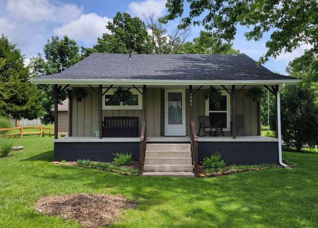 Property at 1501 Follis Ave, Johnston City, IL 62951, 2 beds, 1 bath