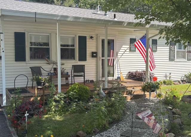 Property at 1111 Centre St, Springfield, IL 62704, 3 beds, 1 bath