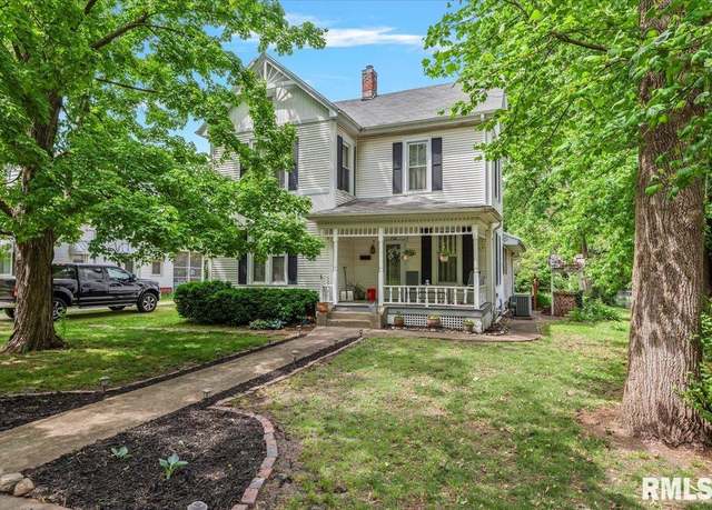 Property at 718 W Douglas Ave, Jacksonville, IL 62650, 3 beds, 2 baths