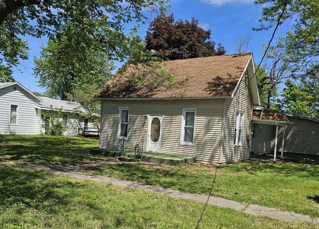 Property at 300 W Prairie St, Camp Point, IL 62320, 2 beds, 1 bath