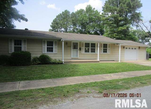 Property at 800 N Buchanan St, Benton, IL 62812, 3 beds, 2 baths