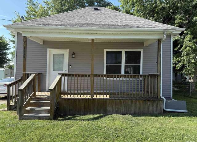 Property at 1015 W England St, Taylorville, IL 62568, 3 beds, 1 bath