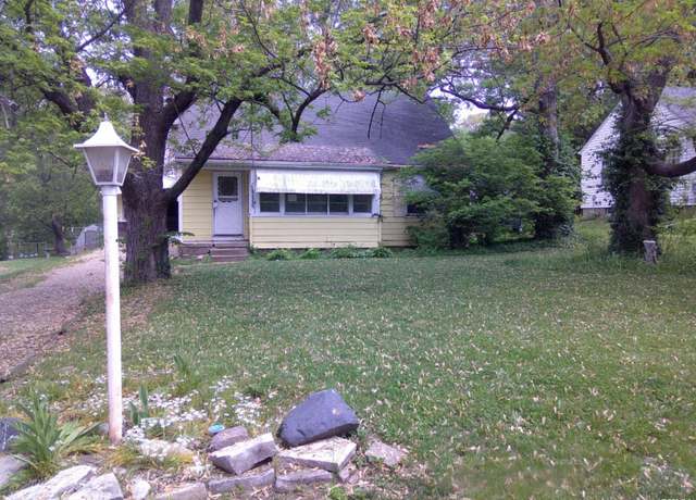 Property at 407 W Clara Ave, Peoria, IL 61614, 4 beds, 1 bath