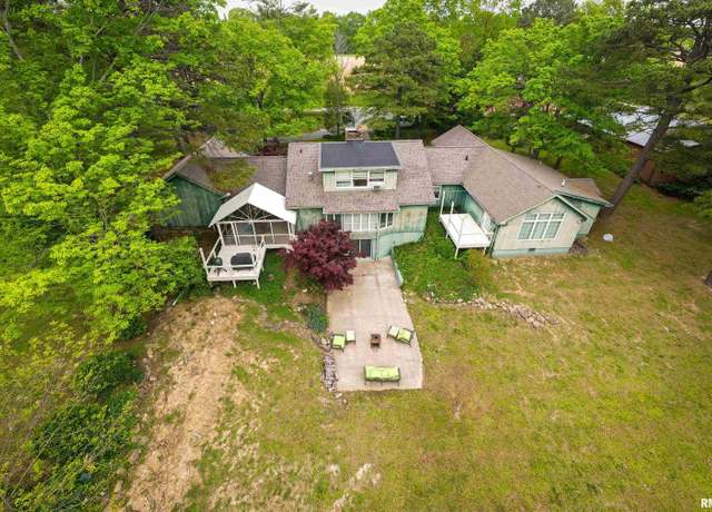 Property at 2525 Edgewood Ln, Carbondale, IL 62901, 4 beds, 3 baths