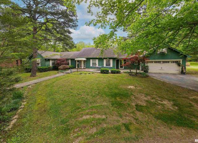 Property at 2525 Edgewood Ln, Carbondale, IL 62901, 4 beds, 3 baths