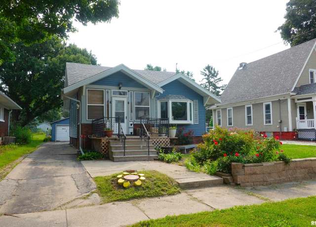 Property at 559 Clark St, Galesburg, IL 61401, 3 beds, 1 bath