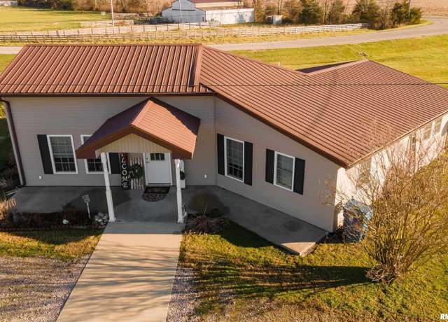Property at 723 Blacksop Rd, Duquoin, IL 62832, 2 beds, 2 baths