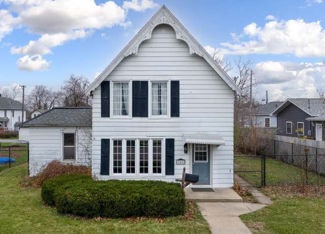 Property at 706 8th St, De Witt, IA 52742, 3 beds, 2 baths