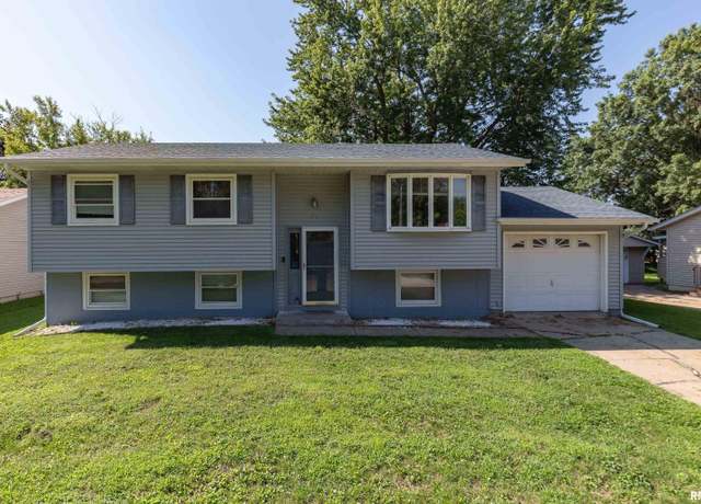 Property at 317 W Oak St, Eldridge, IA 52748, 4 beds, 2 baths
