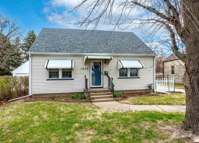 Property at 1935 Eastern Ave, Davenport, IA 52803, 3 beds, 1.5 baths