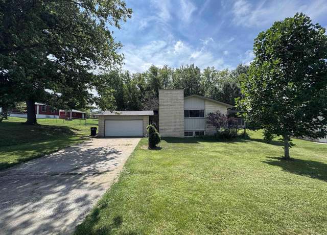 Property at 40 W Lakeland Park Dr, Canton, IL 61520, 4 beds, 2 baths