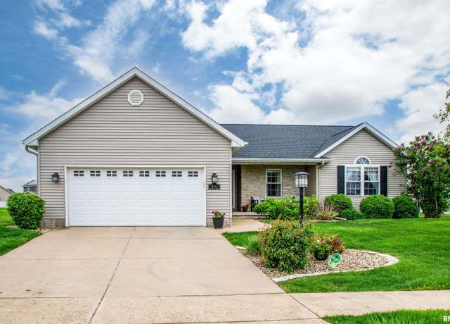 Property at 800 Debates St, Washington, IL 61571, 3 beds, 3 baths