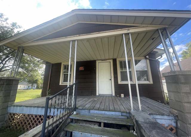 Property at 2506 W Humboldt St, Peoria, IL 61605, 3 beds, 1 bath