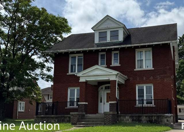 Property at 505 W Main St, Carbondale, IL 62901, 7 beds, 1 bath