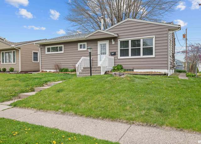Property at 2924 Oak St, Bettendorf, IA 52722, 3 beds, 1.5 baths